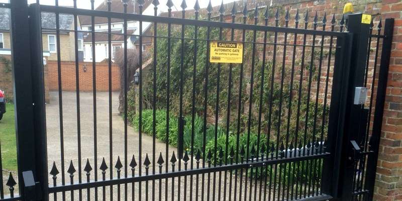 Electric Gate with warning sign | Gate Safe