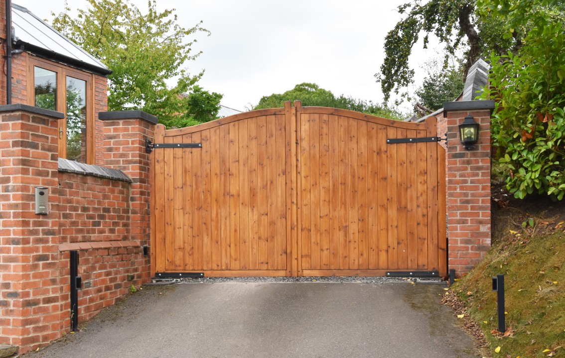 Wooden electric gate | Gate Safe