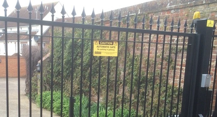 Electric gate warning sign